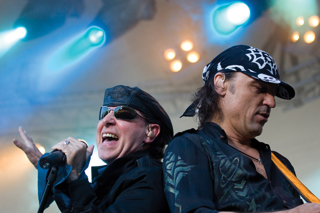 Seläkkäin
Meine & Jabs
Avainsanat: Scorpions heavy hevi nahkahousut balladit saksa Sauna open air Klaus Meine Matthias Jabs selät vastakkain seläkkäin hatut hattu still loving you