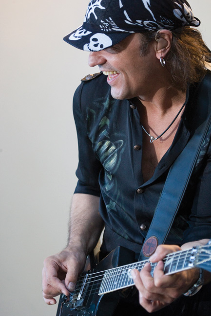 Matthias Jabs
Avainsanat: Scorpions heavy hevi nahkahousut balladit saksa Sauna open air Tampere Matthias Jabs soolokitaristi pääkallo lippalakki lippis iloinen