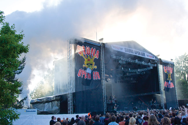 Ylikierroksilla
Festivaalisähkön kone alkoi savuttaa ja sitten kuului poks ja sen jälkeen Scorpion soitti ilman valoja. Onneksi ei musiikki katkennut...
Avainsanat: Sauna open air metal festivat festari Tampere Scorpions Festivaalisähkö savu ylikierroksilla polttaa öljyä lava yleisö sähkökatko