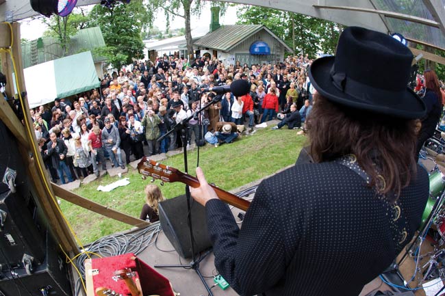 Juhlakansaa Daven näkökulmasta
Avainsanat: Dave Lindholm Segeli rock'n'blues hattu Messengers yleisö väkijoukku nurmikko kalansilmä