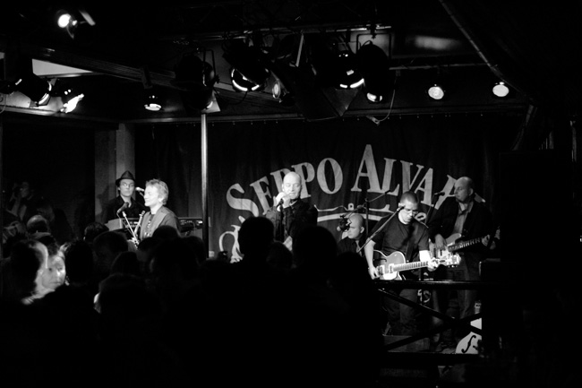 Tanssit
Seppo Alvari & Mamboo Kings, Mulligan's, Kouvola 2007.
Avainsanat: Seppo Alvari & Mamboo Kings Pohjolainen Mika Rouhiainen Tomi Rinne Antti Heikinmäki Sami Pakkarinen Timo Pitkänen tanssit tanssia kouvola mulligans Tanssit
Seppo Alvari & Mamboo Kings, Mulligan's, Kouvola 2007.
Avainsanat: Seppo Alvari & Mamboo Kings Pohjolainen Mika Rouhiainen Tomi Rinne Antti Heikinmäki Sami Pakkarinen Timo Pitkänen tanssit tanssia kouvola mulligans