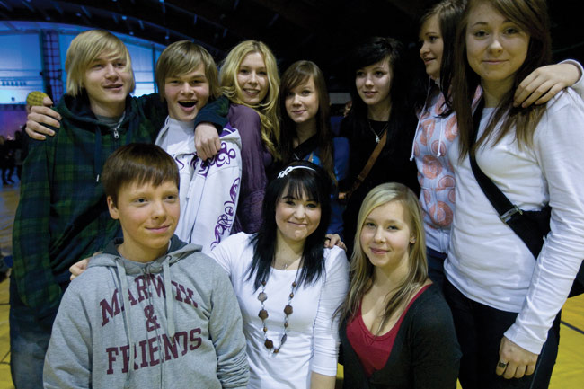 Ota meistä kuva!
Laumaposeeraus Seukkareilla
Avainsanat: Seukkarit Kotka Ruonalaun urheiluhalli palloiluhalli yleisö väki nuoret Ota meistä kuva!
Laumaposeeraus Seukkareilla
Avainsanat: Seukkarit Kotka Ruonalaun urheiluhalli palloiluhalli yleisö väki nuoret