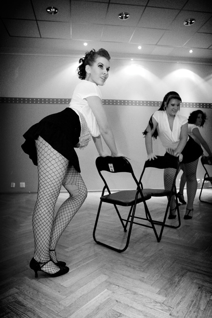 Tuoliin nojaten
Shakedown dancers
Avainsanat: Shakedown dancers tanssija konserttitalo Kotka kaunis seksikäs verkkosukat tuoli nojata