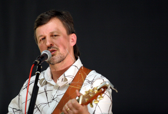 Pekka Simojoki
Pekka Simojoki Karhuvuoren urheilutalolla vappuna 2005.
Avainsanat: Pekka Simojoki gospel-muusikko onneni on olla herraa lähellä