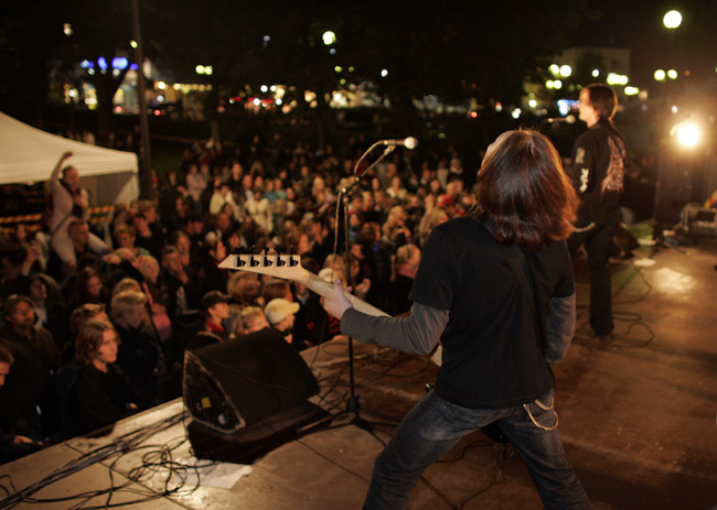 Bändi ja yleisö
Valo Rock 2006.
Avainsanat: Valo Rock Sinamore Jarno Uski lava yleisö väki porukka nuoret