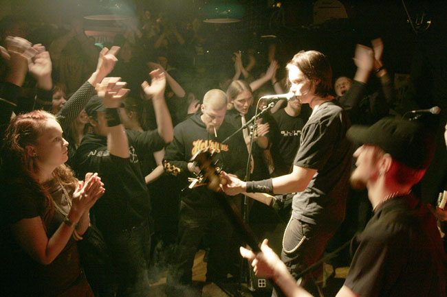 Live
Maailmaa valloittava Sinamore uppoaa Haminalaiseen yleisöön hyvin, Jack Up 2006.
Avainsanat: Sinamore live Hamina Mikko Heikkilä Tommi Muhli Jarno Uski Miika Hostikka