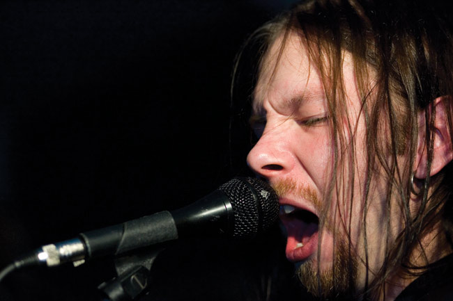 Taustalaulua melko tosissaan
Jarno Uski, Devil's, Kotka 2007.
Avainsanat: Sinamore Devils Devil's bileet taustalaulaja Jarno Uski haminalainen äreä äkäisen näköinen