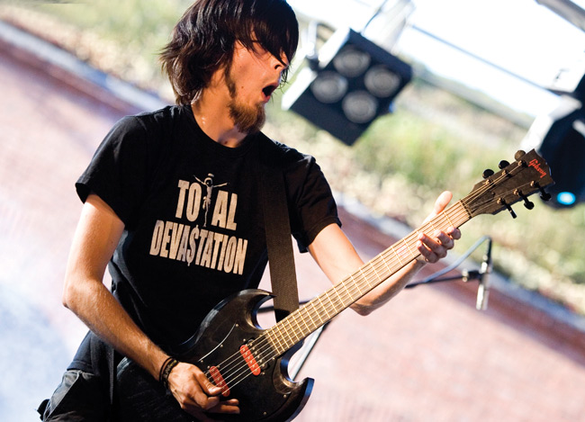 Tommi Muhli
...kannattaa Total Devastationia.
Avainsanat: Sinamore Bastion Rock Tommi Muhli kitaristi pitkätukka soittaa Total Devastation