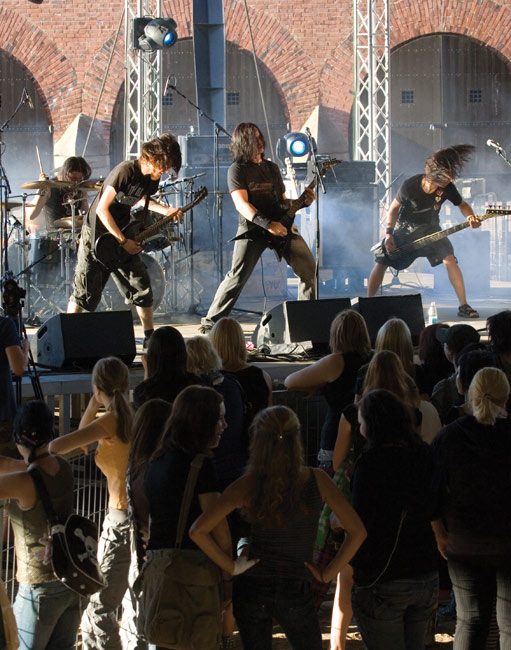Sinamore ja kuulijat
Bastion Rock, Hamina 2007.
Avainsanat: Sinamore Bastion Rock Jarno Uski Mikko Heikkilä Tommi Muhli Miika Hostikka Hamina hovikaari tiilet yleisö katsojat kuulijat tytöt