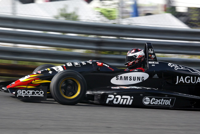 Sipe
Sipe Santapukki kyydittää Dallaraa Ahvenistolla 2004.
Avainsanat: Sipe Santapukki Dallara Ahvenisto rumpali kilpa-ajaja koiranen bros motorsport musta kypärä tähdet ylämäki