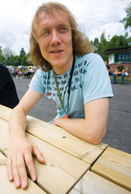 Sipe Santapukki
Koria-Rollin backstage alueella, Elimäki 2007.
Avainsanat: Apulanta Sipe Santapukki sininen T-paita rumpali käsi pöydällä 