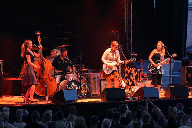 Bondesonin perhe soittaa
Slaptones, Hamina 2005.
Avainsanat: Slaptones rockabilly Bondeson Greta Sunniva Stella Jan Ã…ke Ruotsi perhe sisko