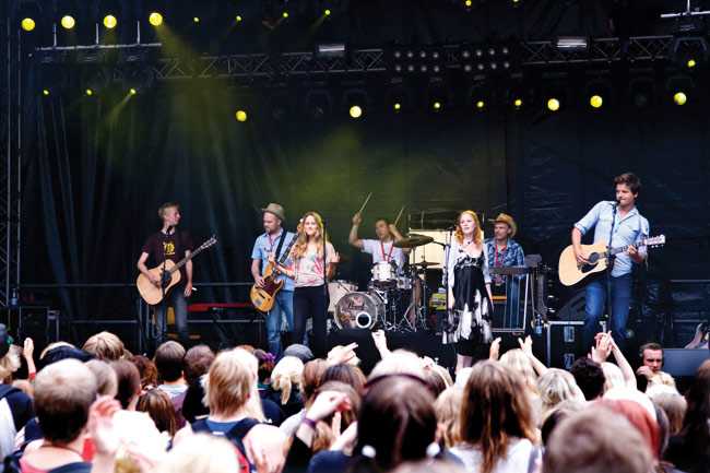 Scandanvian Music Group
Ankkarck 2008
Avainsanat: Scandinavian Music Group Ankkarock Vantaa Korso Terhi Kokkonen Joel Melasniemi Antti Lehtinen Anssi Växby yleisö päät Scandanvian Music Group
Ankkarck 2008
Avainsanat: Scandinavian Music Group Ankkarock Vantaa Korso Terhi Kokkonen Joel Melasniemi Antti Lehtinen Anssi Växby yleisö päät