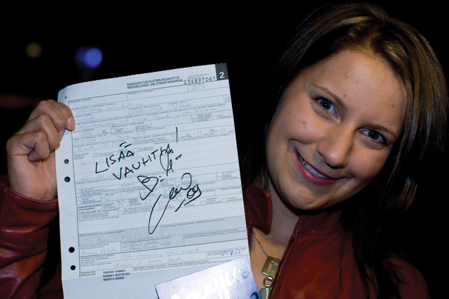 Lisää vauhtia!
"Kaikilla on rahaa, mutta kaikki eivät pääse hyville keikoille."
Paikalla viranomaisten aiheuttamasta viivytyksestä huolimatta.
Avainsanat: Lauri Tähkä Segeli Kotka sakko rangaistusvaatimus nimmarit nimikirjoitus lisää vauhtia