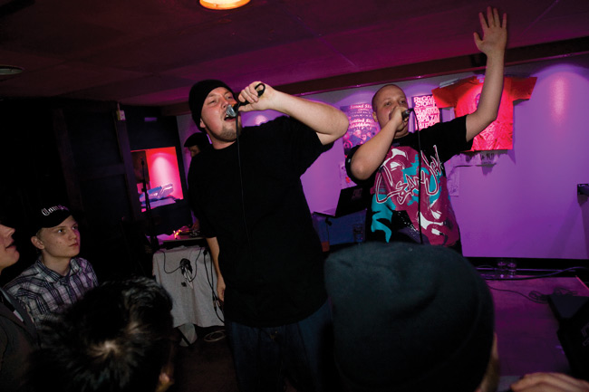 Solonen & DJ Kultapieni
Yellari, Kotka 2009.
Avainsanat: Solonen & DJ Kultapieni Yellari Kotka rap hiphop Solonen & DJ Kultapieni
Yellari, Kotka 2009.
Avainsanat: Solonen & DJ Kultapieni Yellari Kotka rap hiphop