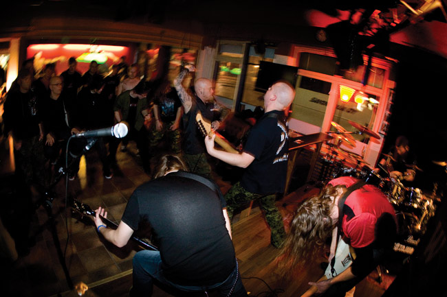 Sotajumala riehuu Back Roomissa
Kotka 2008
Avainsanat: Sotajumala Back Room Kotka riehua death metal Luukkanen Otsala Lapio Orbinski Sotajumala riehuu Back Roomissa
Kotka 2008
Avainsanat: Sotajumala Back Room Kotka riehua death metal Luukkanen Otsala Lapio Orbinski