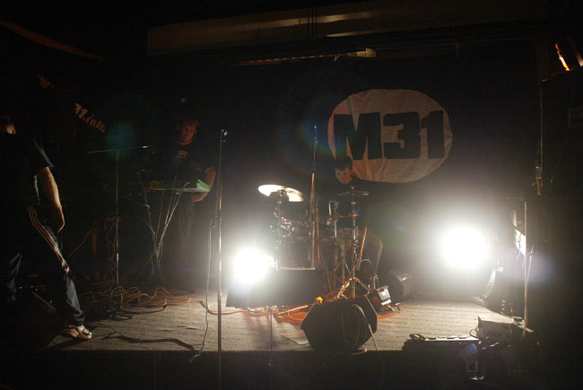 Soundcheck
Kamat alkaa olla kasassa. "Kuuluuko, toimiiko noi valot?"
Avainsanat: M31 roudaus soundcheck valot heijastus Soundcheck
Kamat alkaa olla kasassa. "Kuuluuko, toimiiko noi valot?"
Avainsanat: M31 roudaus soundcheck valot heijastus