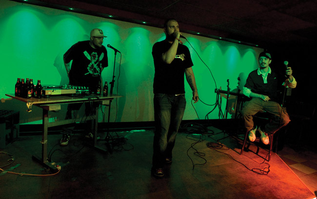 Kaljat, levari ja koko ryhmä
Steen1, Yellari, Kotka 2009.
Avainsanat: Steen1 Kotka Yeallari rap Seppo Lampela Steen Christensen Liekehtivä sikiö
