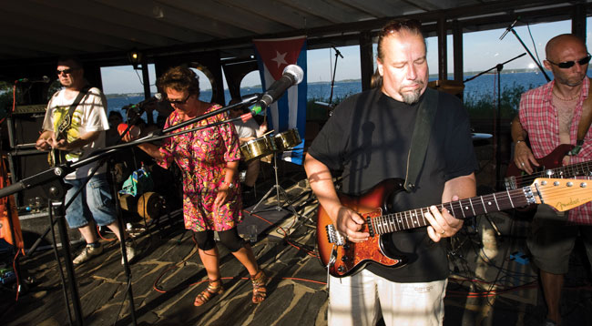 Sten's Stoned
30-vuotiasjuhlatunnellmissa, Varissaari, Kotka 2010
Avainsanat: Sten's Stoned reggae Stenkka Kari Stenman Varissaarii Vaakku Kotka Sami Virtanen Ipe Forss Jaana Lamppu 