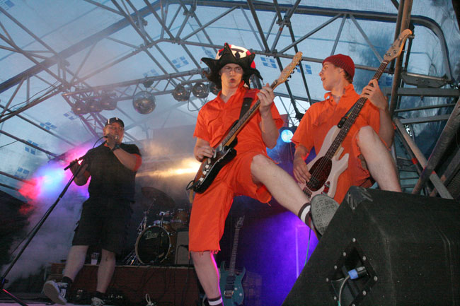 Steve & Co - ja vielä vieraileva miksaajalaulaja
Haalarit heiluu Pub Alvarissa, Kotka 2005.
Avainsanat: Steve & Co vieraileva solisti miksaaja Sami haalarit monitorit jalat ylhäällä lava Steve & Co - ja vielä vieraileva miksaajalaulaja
Haalarit heiluu Pub Alvarissa, Kotka 2005.
Avainsanat: Steve & Co vieraileva solisti miksaaja Sami haalarit monitorit jalat ylhäällä lava