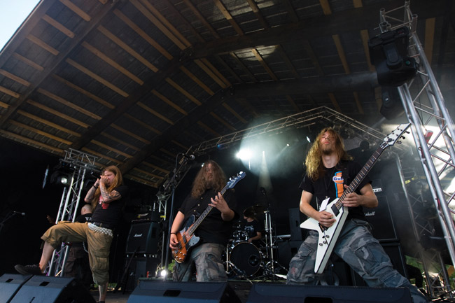 Honkallan lavalla
Honkalan hiihtostadion, Kotka 2009.
Avainsanat: Survivors Zero Dark River festival Kotka Honka Jani LuttinenTommin Virranta Sami Jämsen