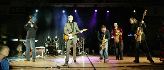 Mosh
Koko poppoo ja mosh
Avainsanat: Suurlähettiläät mosh koko lauma popoo bändi Jussu Jay Havanna Kaappo Karvala Anssi Andy Saarnilehto Kari Hurri Pekka Vaaherkumpu Mikko Mäki Pete Viiala