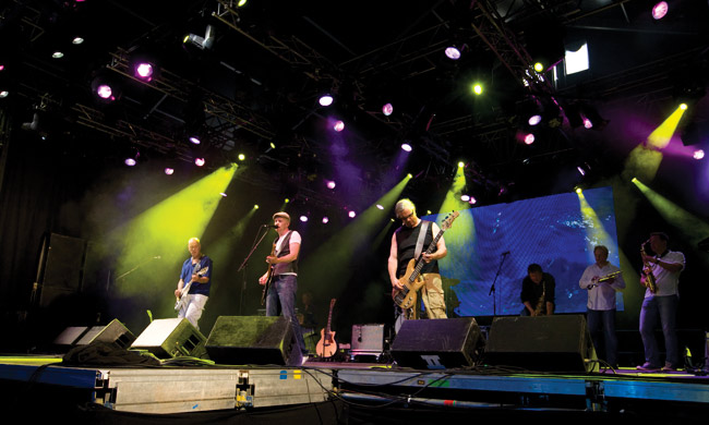 Meripäiväareenalla
Suurlähettiläät, Kotka 2008.
Avainsanat: Suurlähettiläät Meripäivät Jussu Pöyhönen Mikko Mäki Anssi Saarnilehto Jay Havanna Kaappo Karvala Pekka Viherkumpu Petri Viitala Kari Hurri