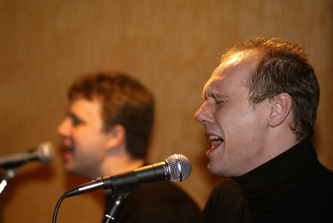 Duo Sydänmaa
Duo Sydänmaa, Pub Alvar, Kotka, 2005. 
Avainsanat: Duo Sydänmaa laulajat mikrofoni harvahiuksinen lasin äärestä taas minä itseni löysin