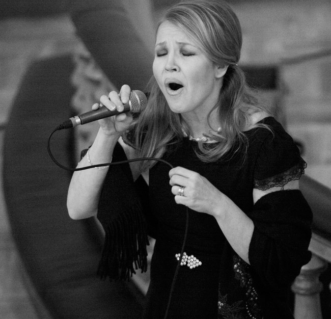 Aina täysillä
Joulukonsertti, Kotkan kirkko, Kotka 2009.
Avainsanat: Marita Taavitsainen Kotkan kirkko mustavalkoinen joulukonsertti