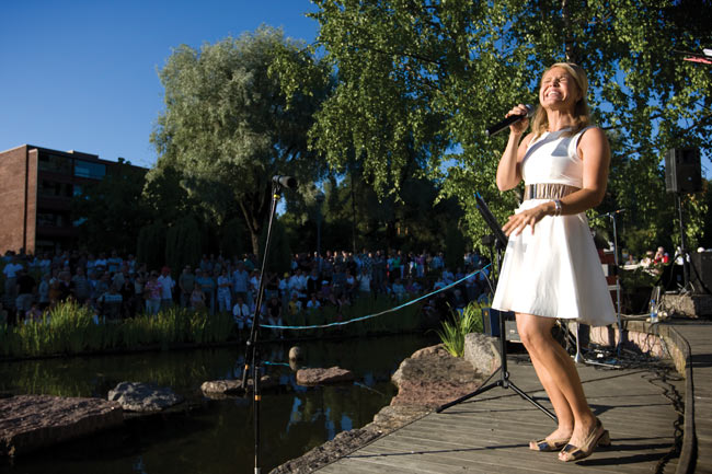 Veden äärellä
Marita Taavitsainen, Sapokan laululava, Kotka 2008.
Avainsanat: Marita Taavitsainen Sapokka Sapokan laululava tangokuningatar Junnu Vainion lauluseura kaunis seksikäs vesi kesä