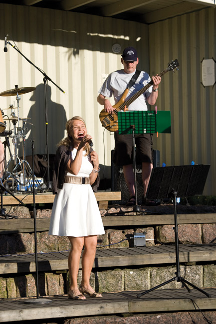 Sapokan laululavalla
Marita Taavitsainen
Avainsanat: Marita Taavitsainen Sapokka Sapokan laululava tangokuningatar Junnu Vainion lauluseura kaunis seksikäs heijastus kesä