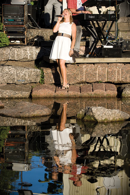 "Kun kuljettiin näitä teitä..."
Mitä ihmeen teitä? Ihan rannassahan se on...
Avainsanat: Marita Taavitsainen Sapokka Sapokan laululava tangokuningatar Junnu Vainion lauluseura kaunis seksikäs heijastus vesi kesä