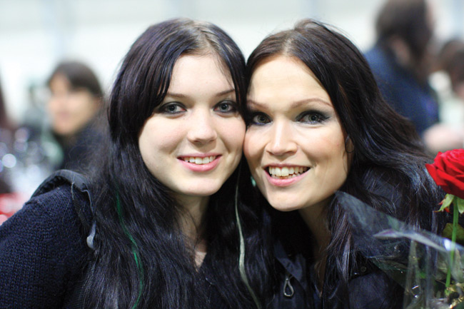 Kuin kaksi Tarjaa
Fani kohtasi idolinsa
Avainsanat: Tarja Turunen ex-Nightwish kaunis seksikäs suloinen valloittava säteilevä lava Sami Hyypiä Areena Kuusankoski fani kaksoisolento saman näköinen Kuin kaksi Tarjaa
Fani kohtasi idolinsa
Avainsanat: Tarja Turunen ex-Nightwish kaunis seksikäs suloinen valloittava säteilevä lava Sami Hyypiä Areena Kuusankoski fani kaksoisolento saman näköinen