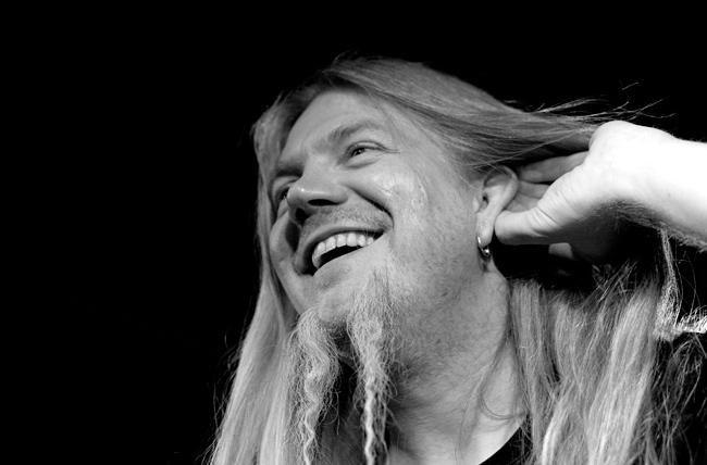Iloinen hevari
Marco, Tarot, Kouvola 2006.
Avainsanat: Marco Hietala Nightwish Tarot basisti laulaa iloinen nauraa pitkätukka parta mv Iloinen hevari
Marco, Tarot, Kouvola 2006.
Avainsanat: Marco Hietala Nightwish Tarot basisti laulaa iloinen nauraa pitkätukka parta mv