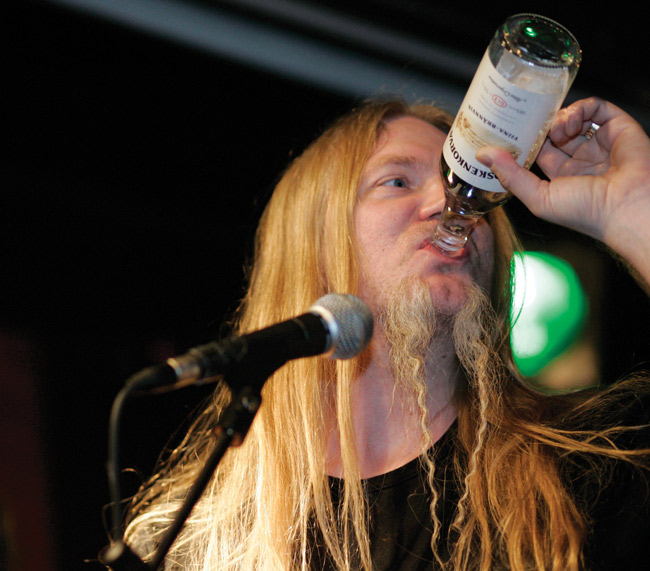 Suu raikkaaksi
Avainsanat: Tarot Marco Hietala Koskenkorva viina juoda rypätä suu raikkaaksi kirkas raikas väkevä hauska koominen hevi Suu raikkaaksi
Avainsanat: Tarot Marco Hietala Koskenkorva viina juoda rypätä suu raikkaaksi kirkas raikas väkevä hauska koominen hevi