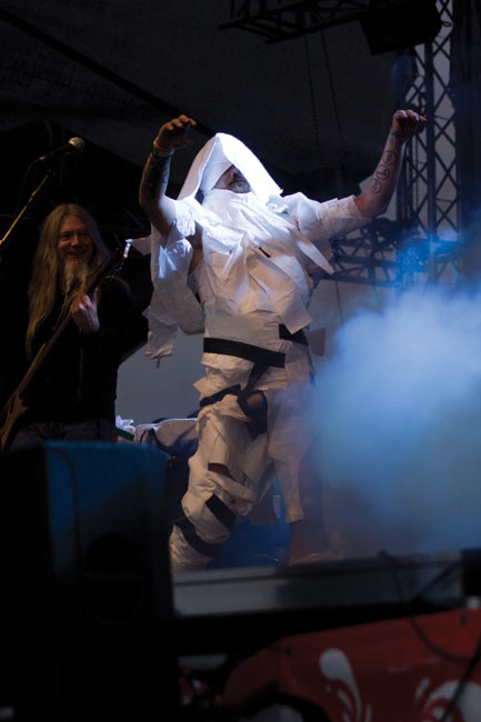 "I walk forever"
.. tai siis ainakin hän hortoilee tietämättömänä siellä lavalla.
Avainsanat: Tarot Kotka Rockfestival katariina Hietala Marco muumio "I walk forever"
.. tai siis ainakin hän hortoilee tietämättömänä siellä lavalla.
Avainsanat: Tarot Kotka Rockfestival katariina Hietala Marco muumio