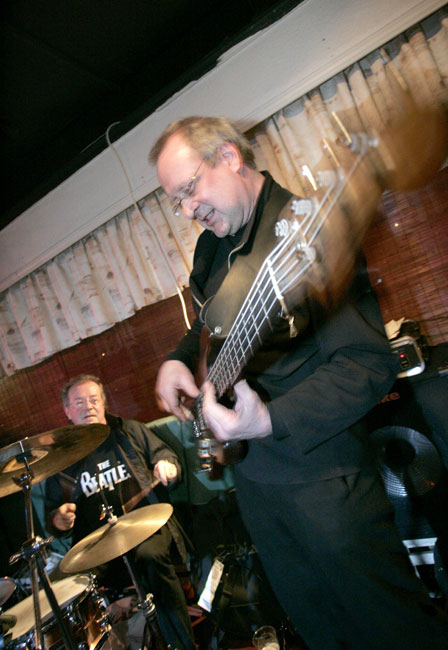 Bassosoolo
Vesa Aaltonen ihmettelee miten Häkä Virtasen bassosoolossa käy, Bar Tompuri, Hamina 2006.
Avainsanat: Tasavallan Presidentti Häkä Virtanen bassosoolo Vesa Aaltonen basisti basso liike heilua rumpali BumtsiBum Bassosoolo
Vesa Aaltonen ihmettelee miten Häkä Virtasen bassosoolossa käy, Bar Tompuri, Hamina 2006.
Avainsanat: Tasavallan Presidentti Häkä Virtanen bassosoolo Vesa Aaltonen basisti basso liike heilua rumpali BumtsiBum