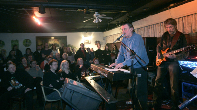 Tupa täynnä
Tasavallan Presidentti, Bar Tompuri, Hamina 2006.
Avainsanat: Tasavallan Presidentti Frank Robson Jukka Tolonen väki yleisö istua tupa täynnä proge progressiivinen rock Tupa täynnä
Tasavallan Presidentti, Bar Tompuri, Hamina 2006.
Avainsanat: Tasavallan Presidentti Frank Robson Jukka Tolonen väki yleisö istua tupa täynnä proge progressiivinen rock