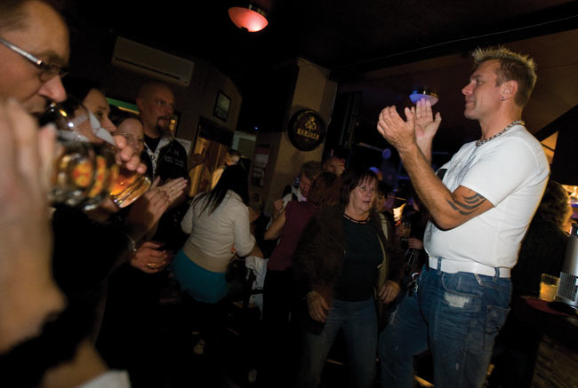 Tauski on lauteilla ja baari pörisee
Pub Itäkatu, Kotka 2010
Avainsanat: Tauski Pub Itäkatu Kotka