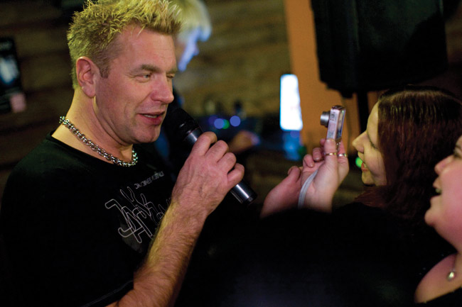 Kuvattavana
Tauski - ja naiset kuvaa...
Hovi pub, Kotka 2009.
Avainsanat: Tauski Tauno Peltonen Hovi pub Kotka tytöt innoissaan naiset yleisö kuvata kamera