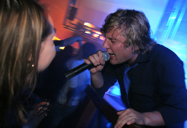 Marko ottaa kontaktia yleisöön
Avainsanat: Marko Makkonen Telaketju yleisö laulaa tyttö laulaja kontakti lähellä