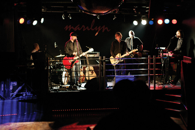 Teleks
Pepe Johansson, Markus Koskinen, Risto Niinikoski, Niko Kokko ja Jyrki Alanen. 
Vaakuna, Marilyn, Kouvola 2007.
Avainsanat: Teleks Risto Niinikoski Markus Koskinen Pepe Johansson Niko Kokko Jyrki Alanen lava aita kouvola koko bändi kaikki yhdessä lavalla