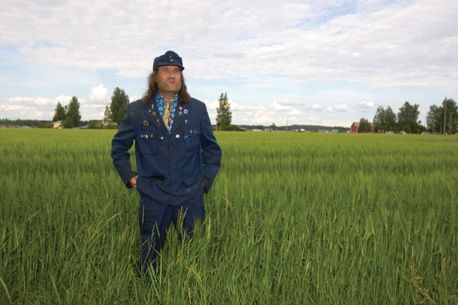 Tenkanen pellolla
Mitä HKL:n kuljettaja tekee haja-asuttamattomalla alueelle?
Avainsanat: Aarne Tenkanen Löytty open air Elimäki Kouvola viljapelto