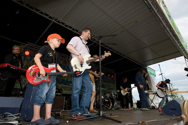 Mukana myös pikkukitaristi
Aarne Tenkanen ja orkesteri
Avainsanat: Aarne Tenkanen Löytty open air Elimäki Kouvola hattu parta hemaisevan seksikäs lapsikitaristi pikkukitaristi