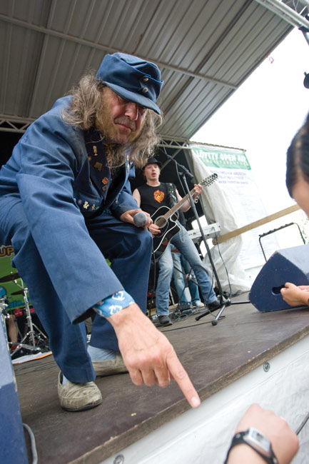 Ja mitäs se kello näytää?
Tenkanen tiedustelee
Avainsanat: Aarne Tenkanen Löytty open air Elimäki Kouvola mitä kello on