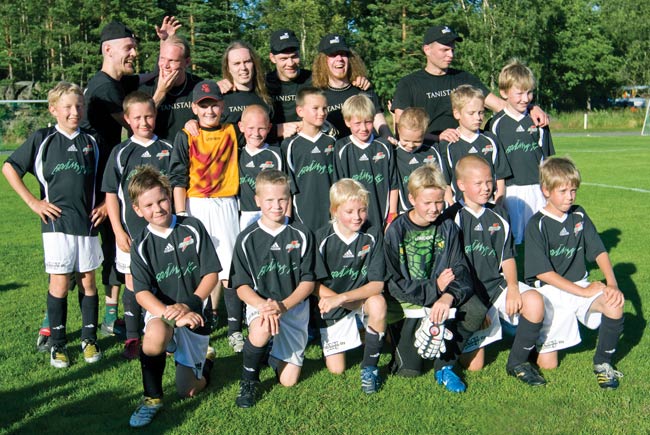 Yhteiskuva
Metsolan jehut ja Teräsbetoni, Metsolan kenttä, Kotka 2008.
Avainsanat: Teräsbetoni Kotka Meripäivät hevi taistelu jalkapallo yhteiskuva metsolan jehut kotkan nappulat