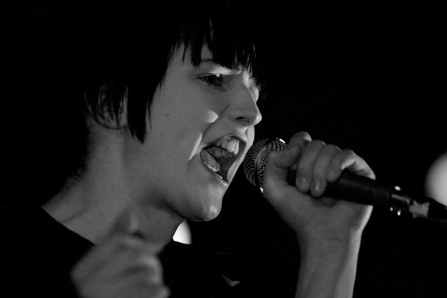 Liisa Tani
TGW-solisti
Avainsanat: Teenagers Gone Wild TGW Seukkarit Ruonalan Urheiluhalli Kotka punkkari Liisa Tani mustavalkoinen Liisa Tani
TGW-solisti
Avainsanat: Teenagers Gone Wild TGW Seukkarit Ruonalan Urheiluhalli Kotka punkkari Liisa Tani mustavalkoinen