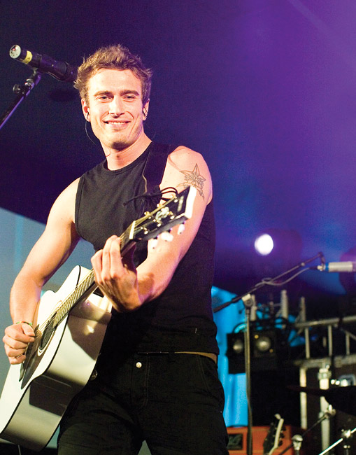 Yleisölle
Lux Nightclub, Helsinki 2007.
Avainsanat: The Giant Leap Lux Nightclub helsinki All in my head hymyillä iloinen katsoa komea