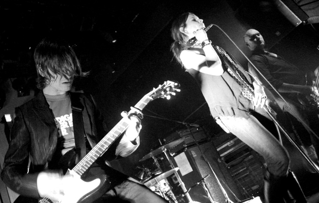 Peterin johdolla
Avainsanat: the Cardigans Peter Svensson Nina Persson Magnus Sveningsson mv mustavalkoinen soolo kapo capo kitaristi