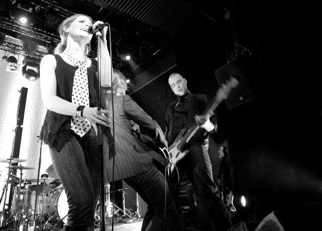 The Cardigans vauhdissa
Tavastia 2006.
Avainsanat: the Cardigans Peter Svensson Nina Persson Magnus Sveningsson Tavastia lava Ruotsi ruotsalainen meno päällä liike